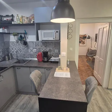 Deluxe Zoya Centar Pula