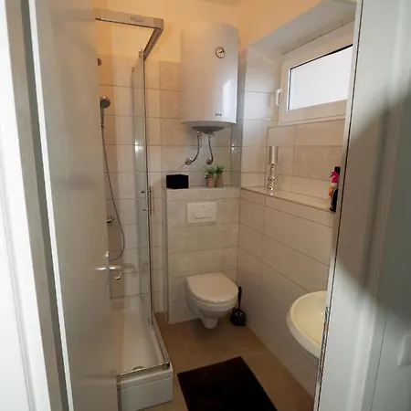 Deluxe Zoya Centar * 풀라