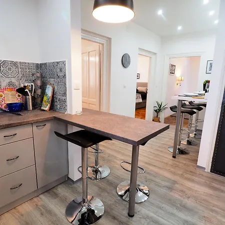 Deluxe Zoya Centar * 풀라