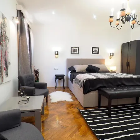 Deluxe Zoya Centar 풀라